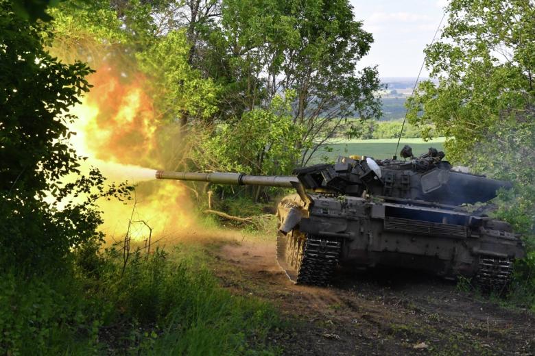 Танк Т-80 военнослужащих ЛНР производит выстрел по позициям ВСУ