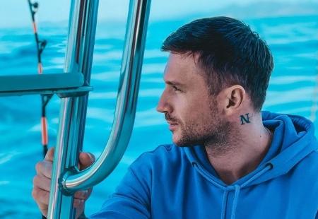 «На паспорт»: Лазарев показал фото с обнажённым торсом