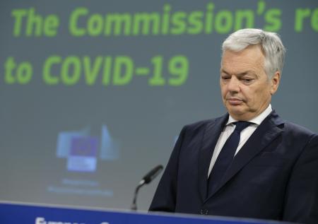 Еврокомиссар: ЕС не сможет вернуться летом к нормальной жизни