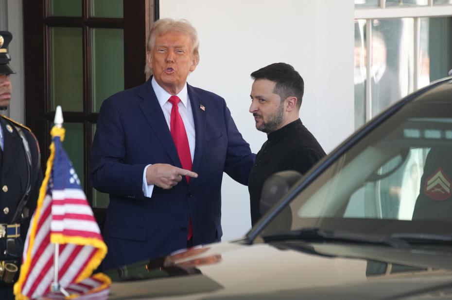 Дональд Трамп приветствует президента Украины Владимира Зеленского в Белом доме