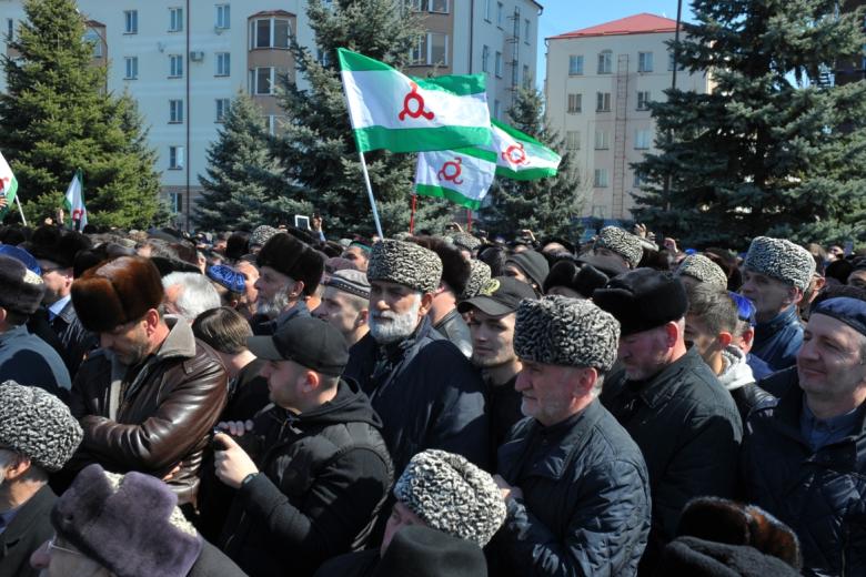 Участники митинга протеста против утверждения проекта закона «О референдуме Республики Ингушетия»