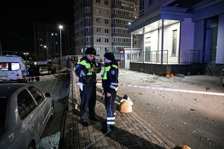 Полицейские у жилого дома на улице Горсоветской, 49, поврежденного из-за атаки украинского беспилотника