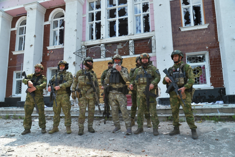 Бойцы специального полка полиции имени Героя России Ахмата-Хаджи Кадырова в Лисичанске