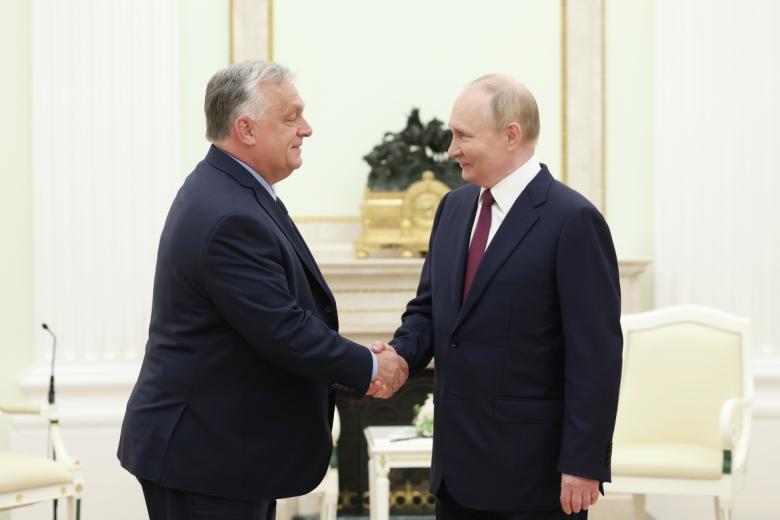 Президент РФ Владимир Путин и премьер-министр Венгрии Виктор Орбан (слева) во время встречи в Москве