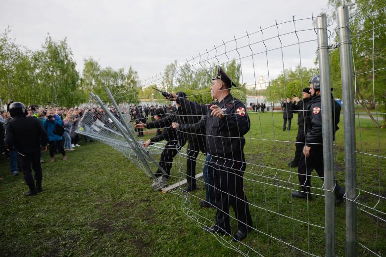 Сотрудники полиции и протестующие в сквере у театра драмы в Екатеринбурге, где планируется построить храм святой Екатерины