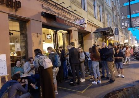 Массовая вечеринка прошла на улице в Петербурге