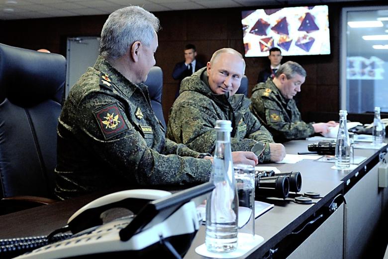 Владимир Путин вместе с Министром обороны Сергеем Шойгу (слева) и начальником Генерального штаба ВС РФ — первым заместителем Министра обороны Валерием Герасимовым