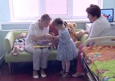 Девочку из «мусорной квартиры» выписывают из больницы