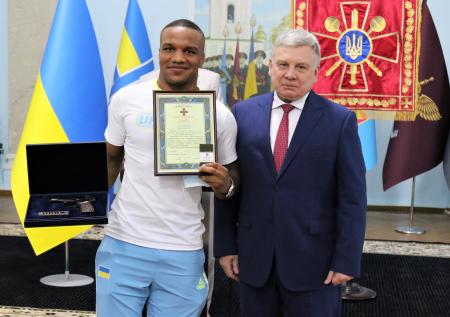Олимпийскому чемпиону с Украины Беленюку подарили пистолет