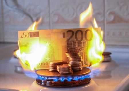 Цена газа в Европе поднялась выше $2400 за тысячу «кубов» впервые с марта