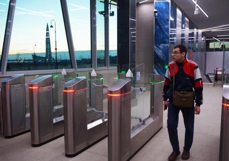 В метро Петербурга заработал пропуск «по глазам и губам»