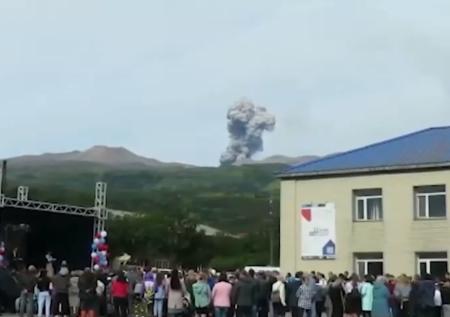 Школьная линейка на Курилах прошла на фоне извержения вулкана