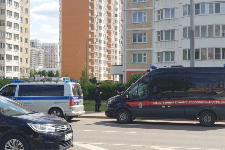 Россия. Москва. Московский. Последствия попадания беспилотного летательного аппарата (БПЛА) в жилой многоэтажный дом № 11 на улице Атласова. В результате происшествия повреждено остекление нескольких квартир и фасад дома