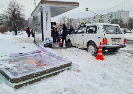 Момент заноса «Нивы» перед наездом на остановку в Москве показали на видео