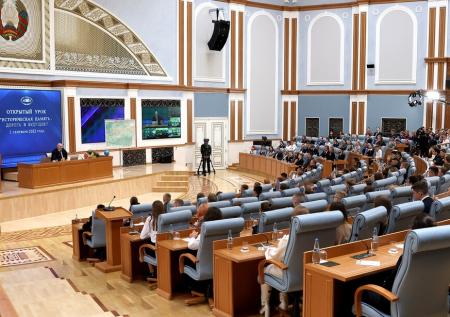 Студент объяснил, зачем показал плакат «Спасите» на встрече с Лукашенко
