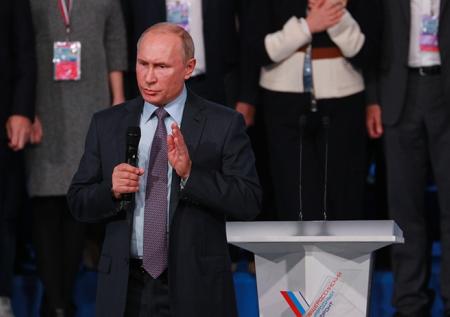 Путин наградил орденами Тимакову и Юдашкина