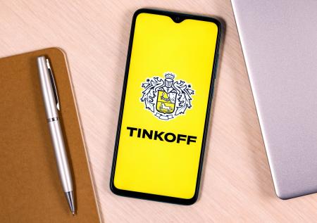 Карты Тинькофф Банка прекратят работу за границей из-за санкций