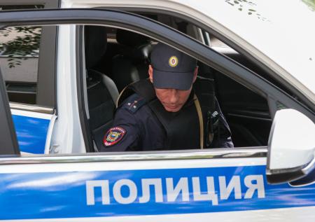Голый дачник нападал на соседей с мотыгой и попал на видео