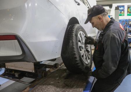 «Коммерсант»: российские автодилеры опасаются банкротств 