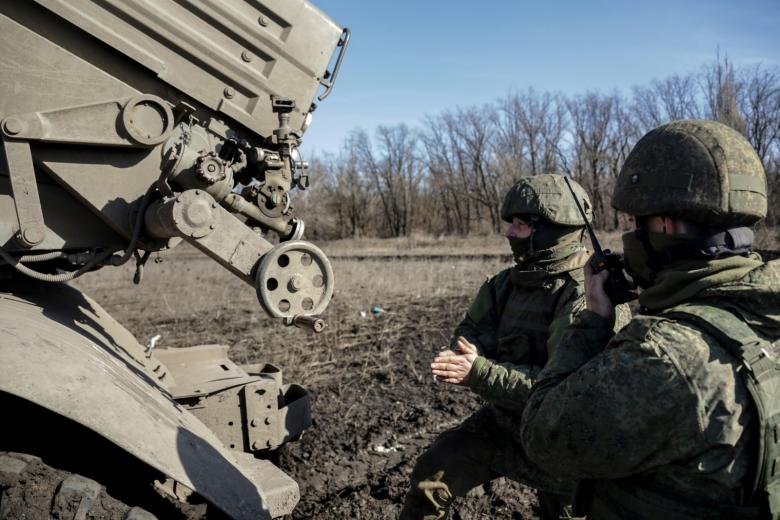 Военнослужащие расчета реактивных систем залпового огня «Град» ВС РФ в зоне проведения СВО