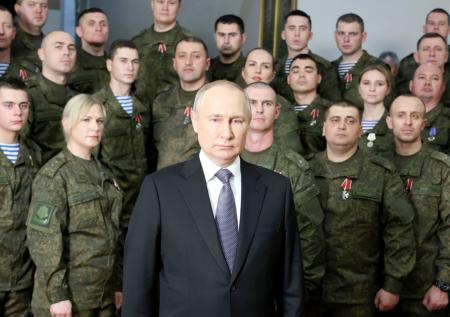 С женой и на фоне солдат: что лидеры стран говорят в новогодних обращениях