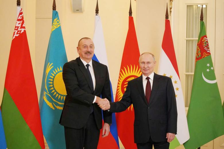 Президент РФ Владимир Путин и президент Азербайджана Ильхам Алиев (слева) во время встречи