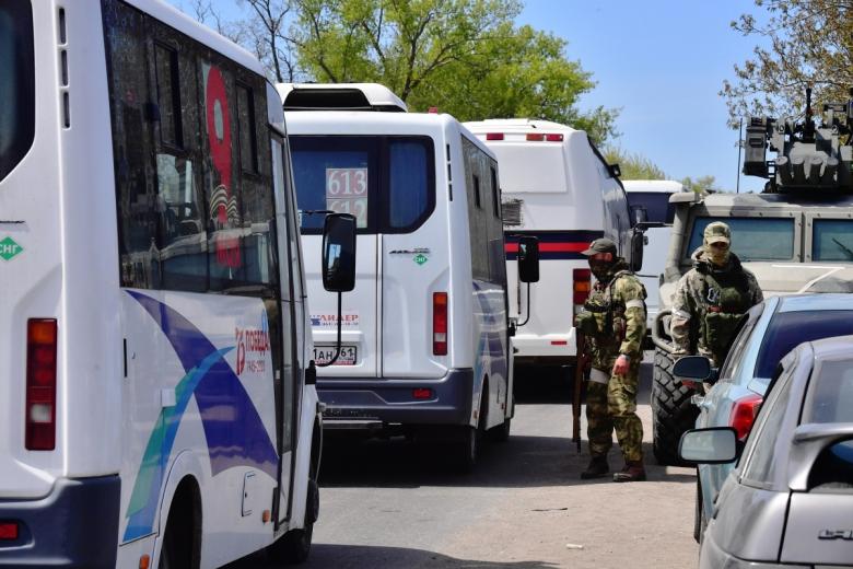 Автобусы с беженцами стоят в очереди на проверку в фильтрационном пункте