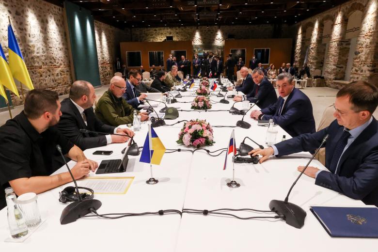 Турция. Стамбул. Руководитель фракции Слуга народа в Верховной раде Украины Давид Арахамия (слева) и помощник президента РФ Владимир Мединский (справа) во время российско-украинских переговоров во дворце Долмабахче