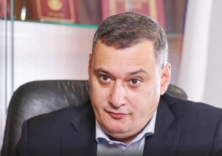 «В свете последних событий»: Хинштейн решил освятить свой кабинет
