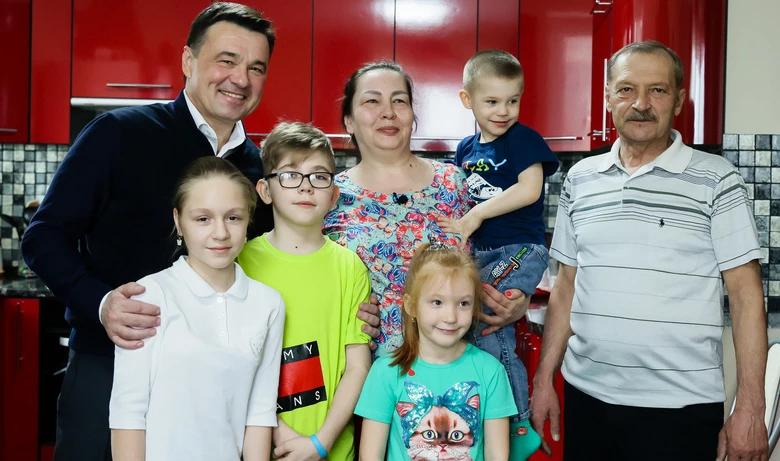 Губернатор Московской области Андрей Воробьев в пятницу навестил семью в городском округе Истра, которая уже на следующей неделе возьмет под опеку детей из ЛДНР