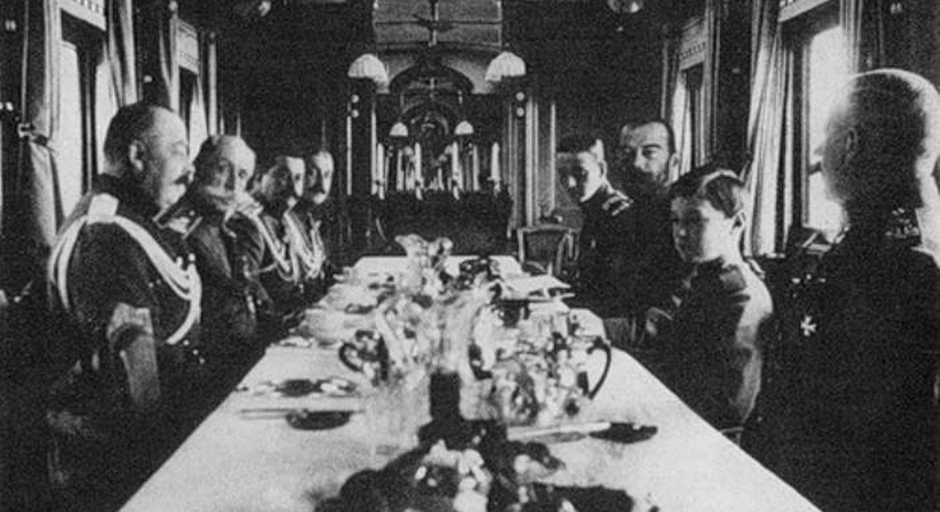 Император Николай II и Цесаревич Алексей в вагоне-ресторане царского поезда