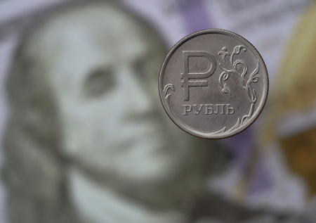 Доллару предсказали падение из-за снижения спроса в России