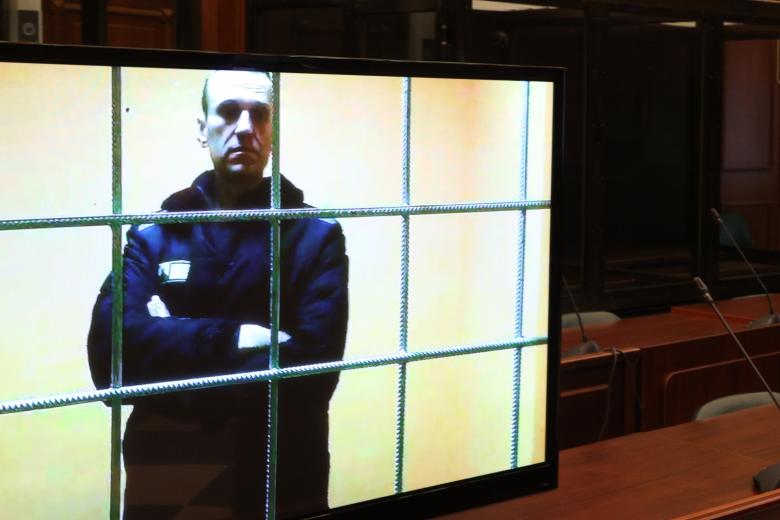 Алексей Навальный(на экране), отбывающий наказание в исправительной колонии