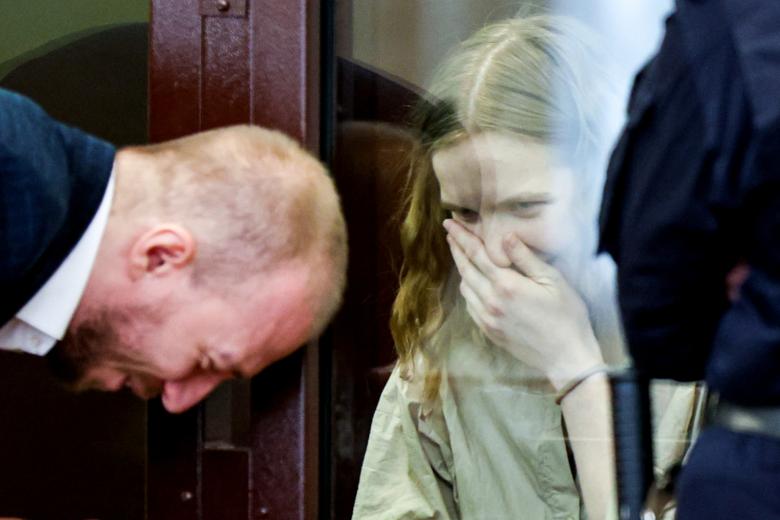 Дарья Трепова, обвиняемая в причастности к взрыву в кафе «Стрит-бар» и убийству военного корреспондента Владлена Татарского (Максима Фомина)
