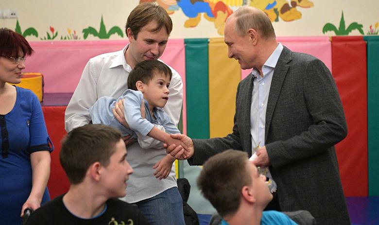 Президент РФ Владимир Путин (слева)