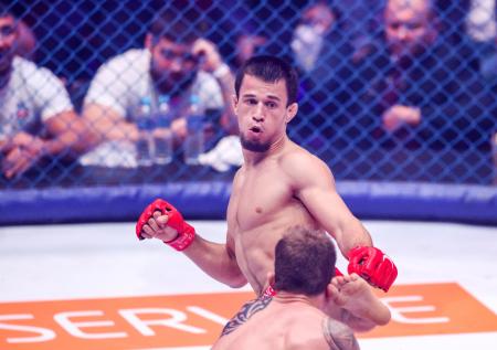 Усман Нурмагомедов стал чемпионом Bellator в легком весе