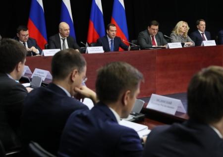 Медведев поручил оцифровать советское законодательство