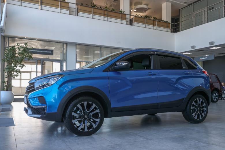 Аdтомобиль Lada Xray Cross в автосалоне дилерского центра Lada в Москве