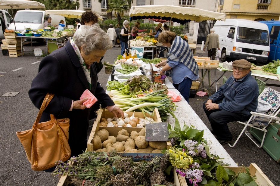 Женщина выбирает продукты на рынке