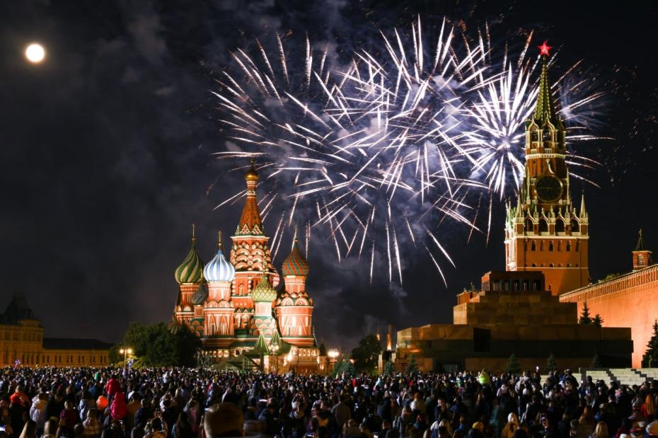 Праздничный салют в честь 875-летия Москвы на Красной площади