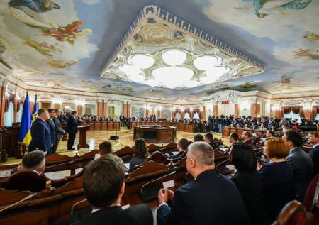 Киев завёл дело на продававшего должности родственника чиновника Зеленского