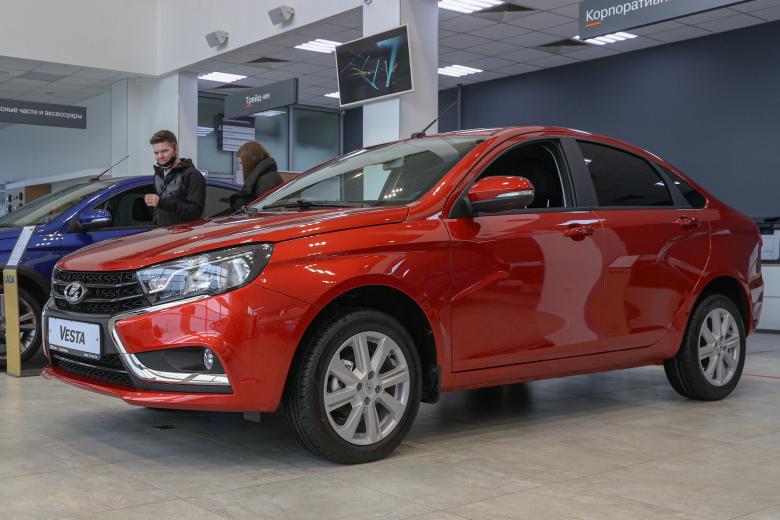 Автомобиль Lada Vesta в автосалоне дилерского центра Lada