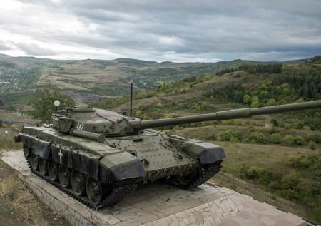 В Азербайджане демонтировали памятник с армянским танком