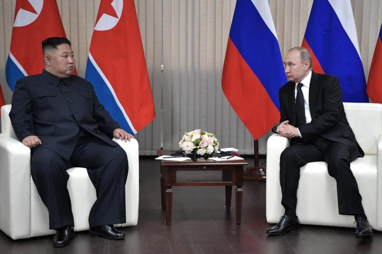 Президент РФ Владимир Путин с лидером Северной Кореи Ким Чен Ыном