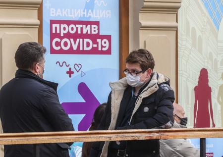 Песков рассказал об обсуждении введения COVID-паспортов в России