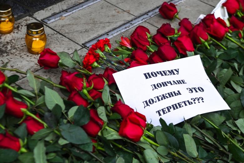 Цветы на месте гибели людей от обстрела в Донецке
