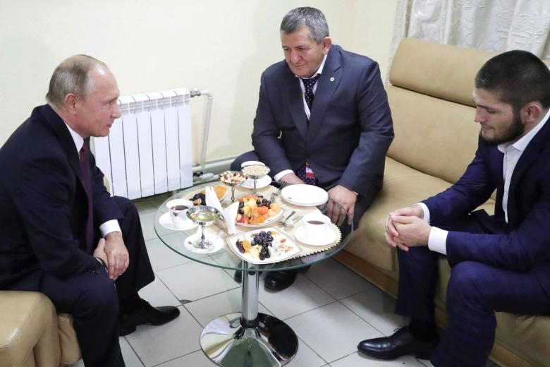 Владимир Путин с Хабибом Нурмагомедовым (справа) и его отцом