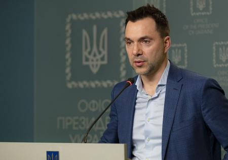 Уголовное дело против Арестовича за сексизм объяснили клановой борьбой 
