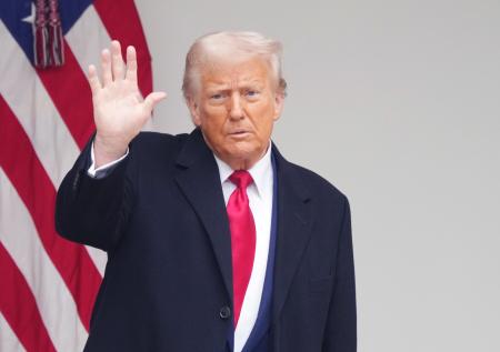 Трамп засветился на обложке журнала с пилой, отрезающей США от мира