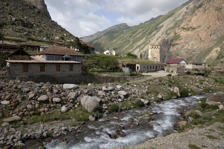 Кабардино-Балкария. Дома у реки Чегем в селе Эльтюбю
